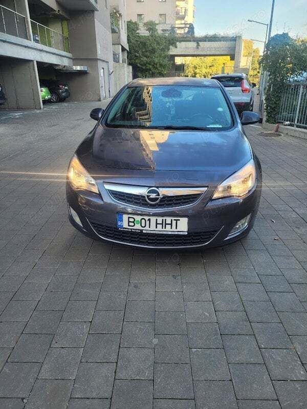 Gri Utilizat 2010 Opel Astra Hatchback | 4.500 EUR (Puțin scump) - Imagine 1/4