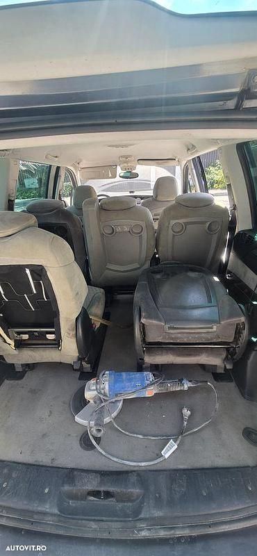 Culoaregri Second-hand 2009 Peugeot 807 Family Monovolum | 1.980 EUR - Imagine 1/4