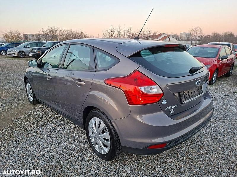 Second-hand Ford Focus 100 CP (73 kW) 2013 Culoarebej Hatchback