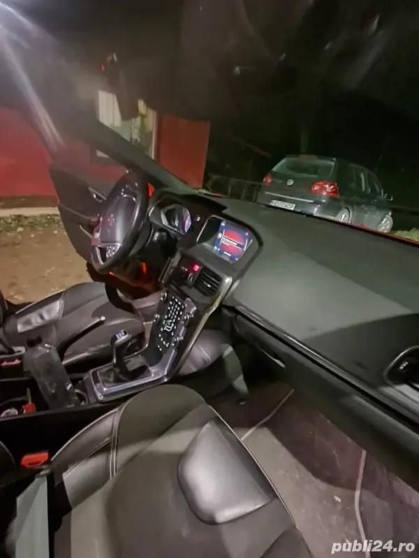 Utilizat 2015 Volvo V40 Hatchback | 7.500 EUR (Preț OK) - Imagine 1/4