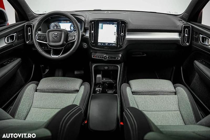 Second-hand Volvo XC40 Plus 211 CP (155 kW) 2022 Culoarealbastru SUV