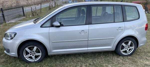 Argintiu Utilizat 2011 VW Touran Monovolum | 4.450 EUR (Preț bun) - Imagine 1/4