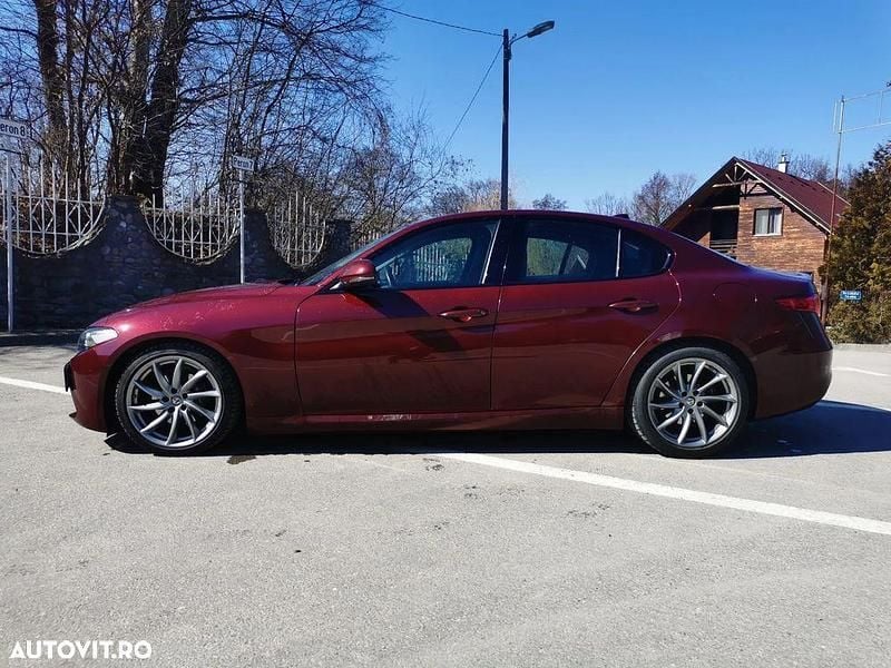 Second-hand Alfa Romeo Giulia Super 150 CP (110 kW) 2016 Culoarerosu Berlinǎ