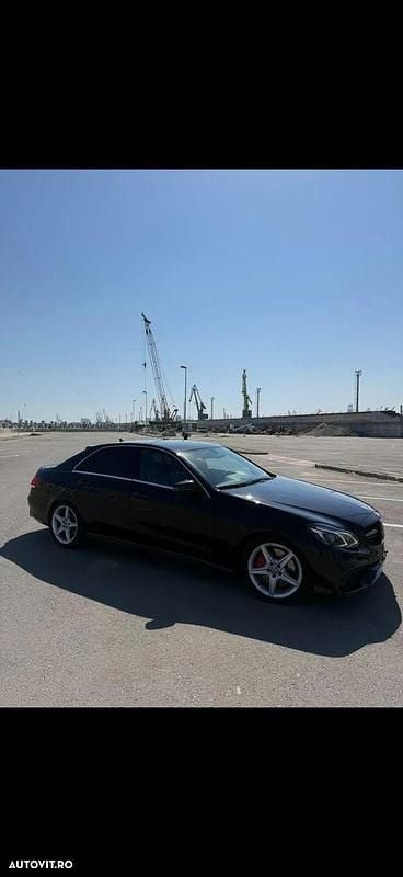 Culoarenegru Utilizat 2014 Mercedes E300 Berlinǎ | 15.000 EUR (Preț OK) - Imagine 1/4