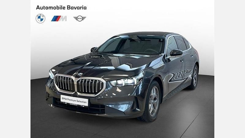Gri sophisto brilliant effect metalizat metalizat Utilizat 2025 BMW 520 Comfort Edition Berlinǎ | 48.376 EUR - Imagine 1/4