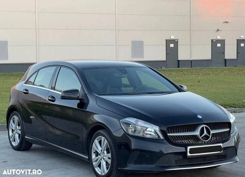 Culoarenegru Utilizat 2017 Mercedes A200 Hatchback | 9.800 EUR (Super Preț) - Imagine 1/4