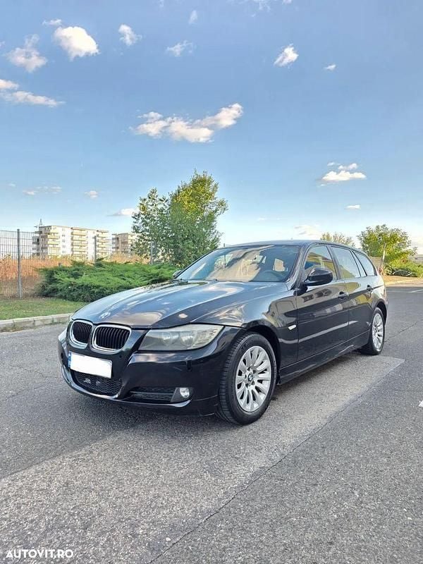 Culoarenegru Utilizat 2009 BMW 318 Break | 3.590 EUR - Imagine 1/4