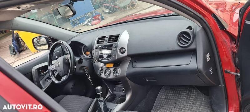 Second-hand Toyota RAV4 150 CP (110 kW) 2010 Culoarerosu SUV