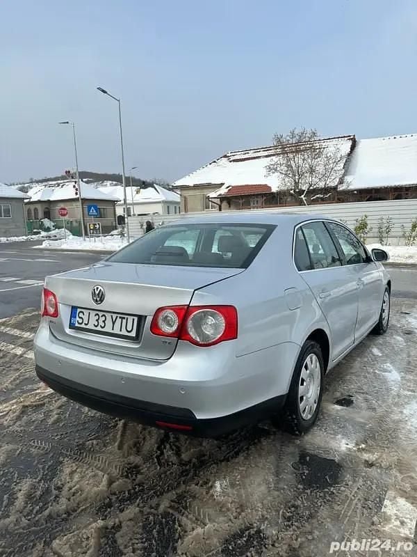 Gri Utilizat 2006 VW Jetta Berlinǎ | 2.350 EUR (Preț OK) - Imagine 1/4