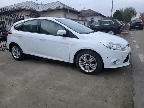Alb Utilizat 2013 Ford Focus Hatchback | 1.950 EUR (Super Preț) - Imagine 1/4