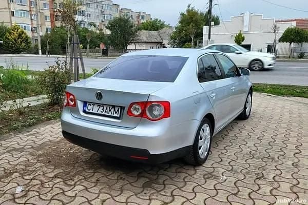 Utilizat 2009 VW Jetta Berlinǎ | 2.750 EUR (Preț bun) - Imagine 1/4