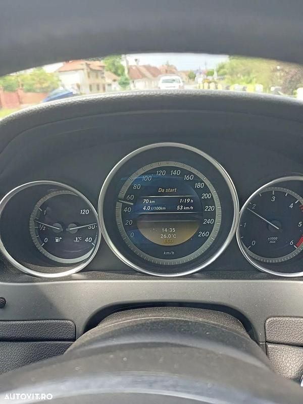 Culoarenegru Utilizat 2011 Mercedes C180 Berlinǎ | 7.300 EUR (Preț OK) - Imagine 1/4