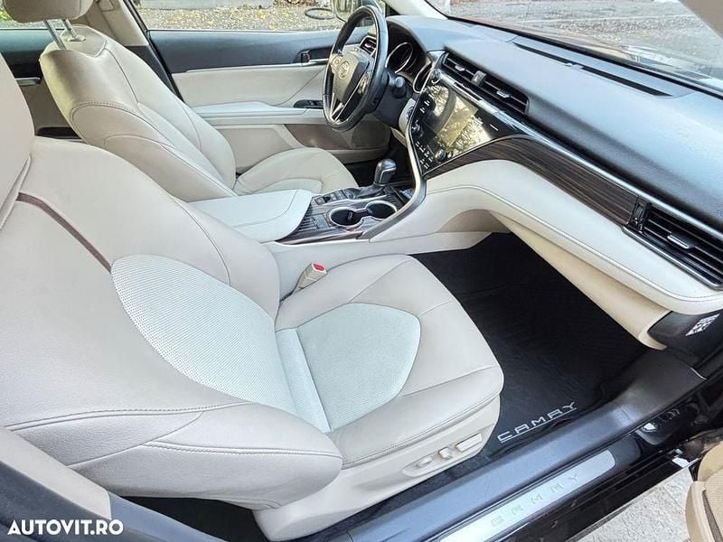 Second-hand Toyota Camry 218 CP (160 kW) 2020 Culoarenegru Berlinǎ