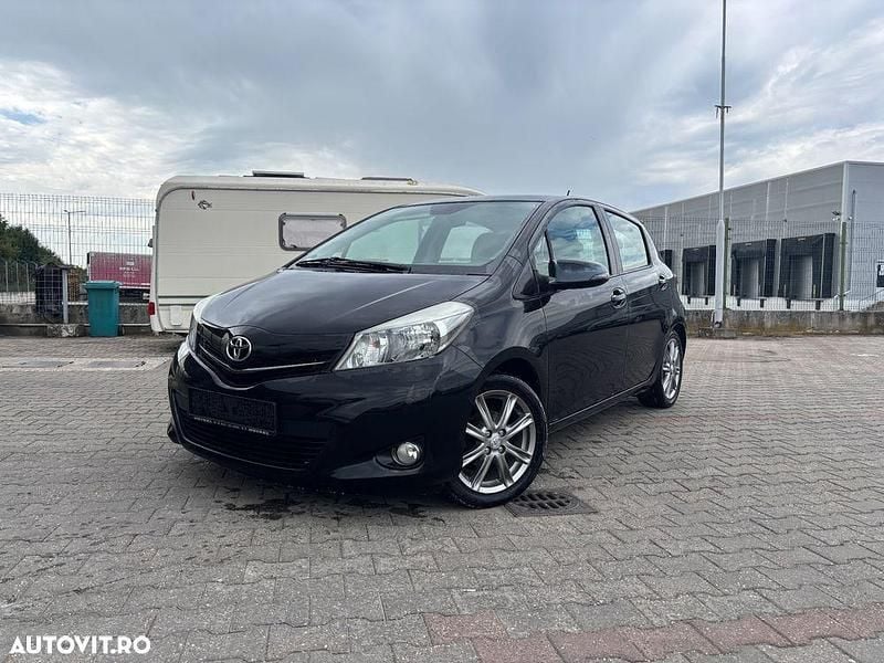 Culoarenegru Utilizat 2011 Toyota Yaris Club | 4.299 EUR (Preț OK) - Imagine 1/4