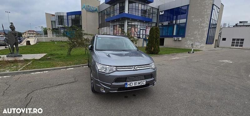Culoaregri Utilizat 2014 Mitsubishi Outlander P-HEV SUV | 10.900 EUR (Scump) - Imagine 1/4