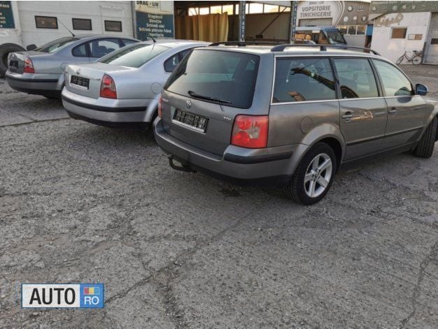 Gri Utilizat 2004 VW Passat Berlinǎ | 2.499 EUR (Preț OK) - Imagine 1/4