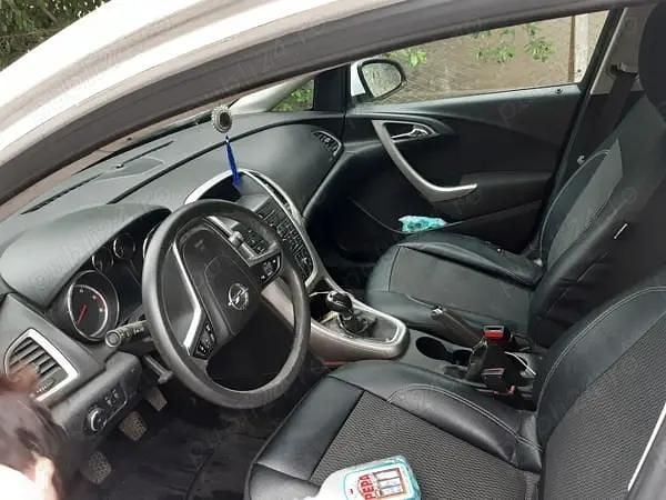 Second-hand Opel Astra 115 CP (84 kW) 2011 Berlinǎ