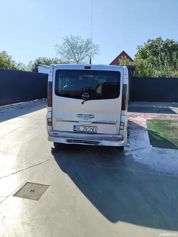 Gri Utilizat 2005 Opel Vivaro Van | 3.600 EUR (Preț bun) - Imagine 1/4