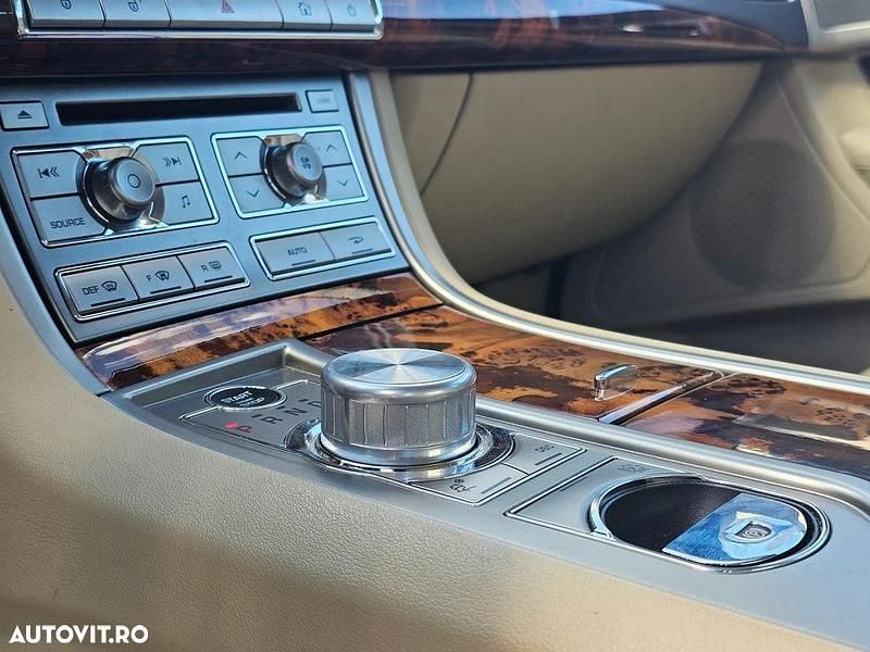 Second-hand Jaguar XF Premium Luxury 238 CP (175 kW) 2008 Culoarerosu Berlinǎ