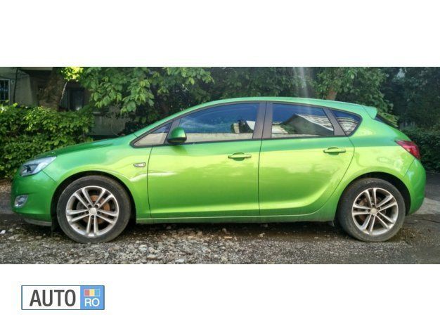 Second-hand Opel Astra 115 CP (84 kW) 2010 Verde Hatchback