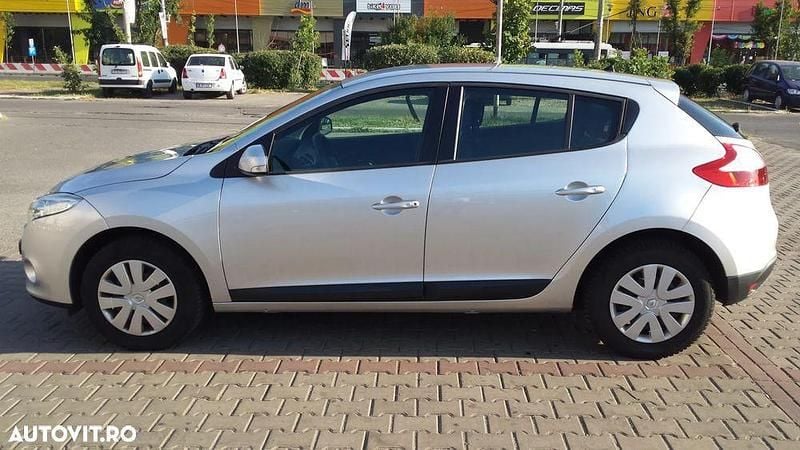 Culoareargint Utilizat 2012 Renault Mégane III Authentique Hatchback | 6.500 EUR (Scump) - Imagine 1/4