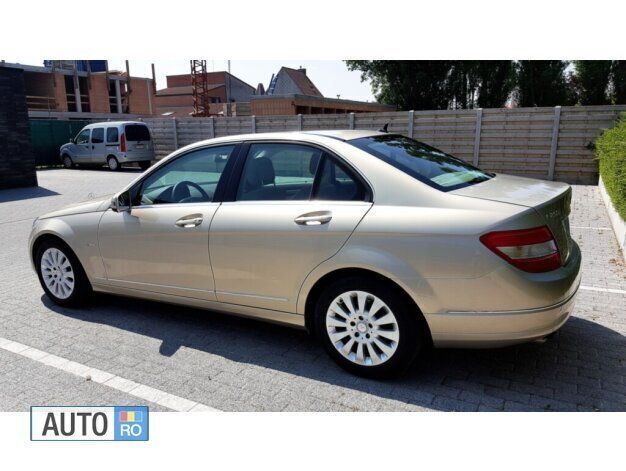 Second-hand Mercedes C200 136 CP (100 kW) 2009 Auriu Berlinǎ