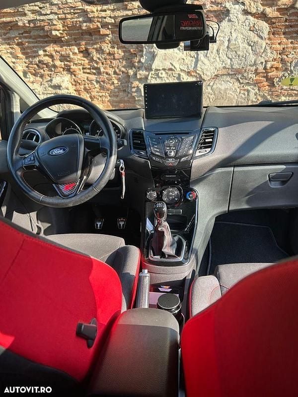 Second-hand Ford Fiesta 140 CP (102 kW) 2015 Culoarenegru Coupe