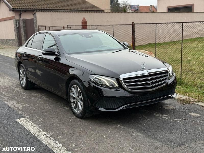 Culoarenegru Utilizat 2017 Mercedes E220 Berlinǎ | 21.000 EUR - Imagine 1/4
