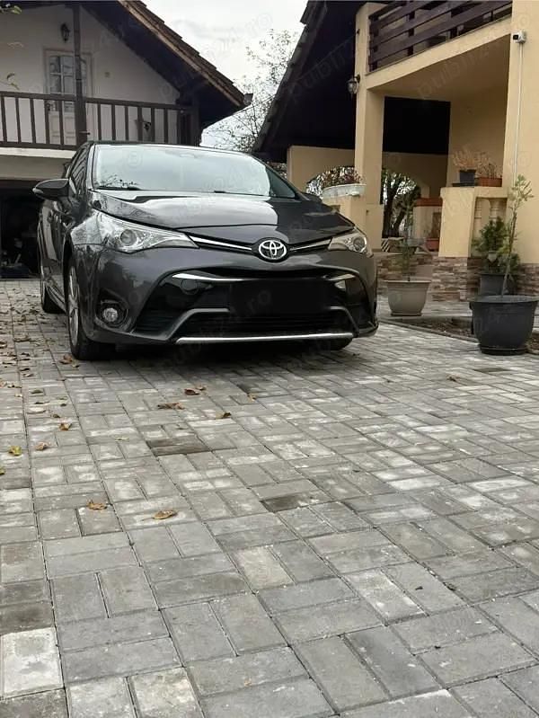 Second-hand Toyota Avensis 143 CP (105 kW) 2016 Gri Berlinǎ