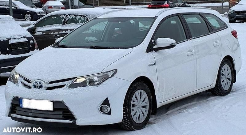 Second-hand Toyota Auris Hybrid Luna 99 CP (72 kW) 2014 Culoarealb Break