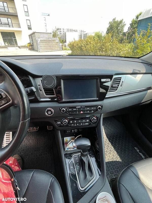 Second-hand Kia Niro Comfort 141 CP (103 kW) 2016 Culoarenegru SUV