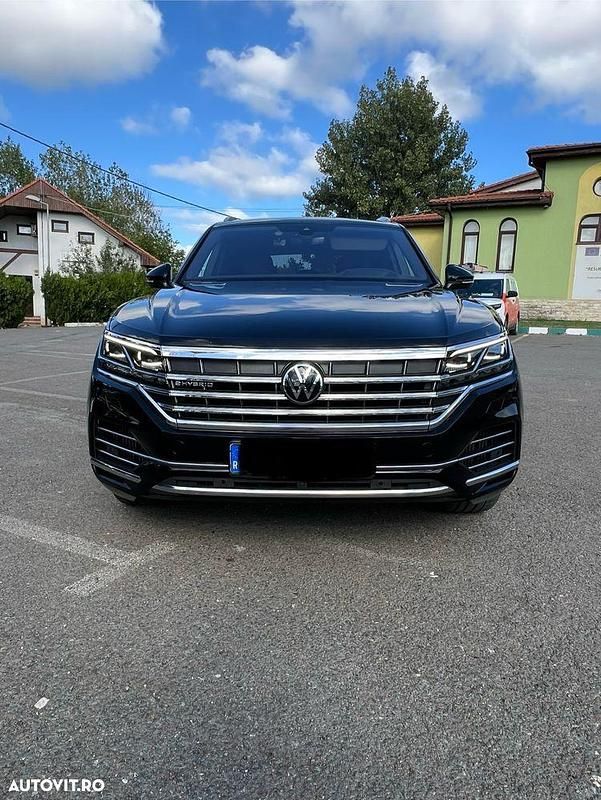 Culoarenegru Utilizat 2021 VW Touareg Elegance SUV | 50.900 EUR (Preț bun) - Imagine 1/4