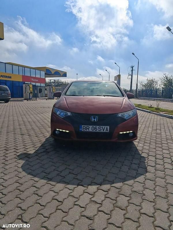 Second-hand Honda Civic Comfort 120 CP (88 kW) 2014 Culoarerosu Hatchback
