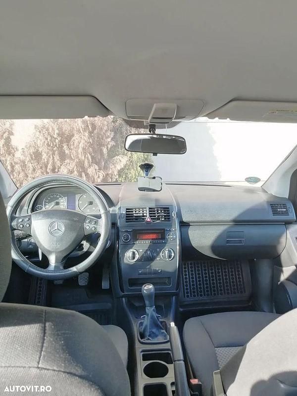 Second-hand Mercedes A180 Classic 109 CP (80 kW) 2005 Culoarenegru Hatchback
