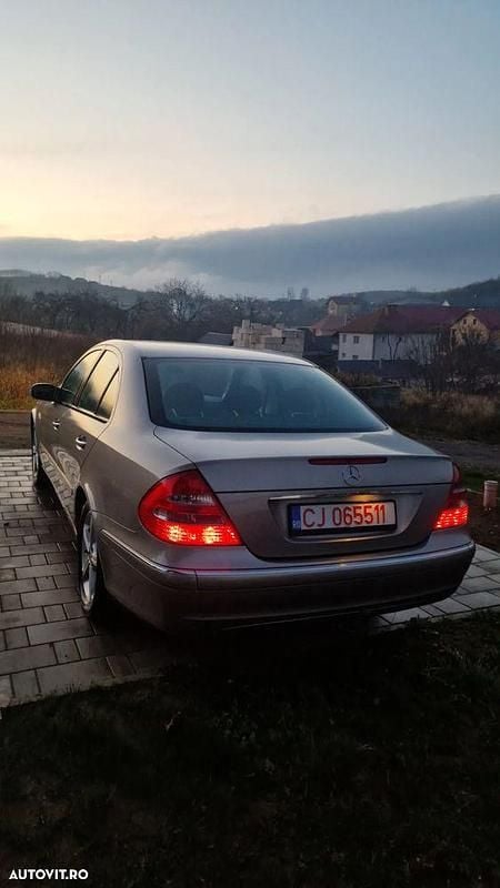 Second-hand Mercedes E200 Elegance 122 CP (89 kW) 2003 Culoarebej Berlinǎ