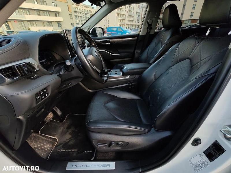 Second-hand Toyota Highlander Luxury 248 CP (182 kW) 2023 Culoarealb SUV