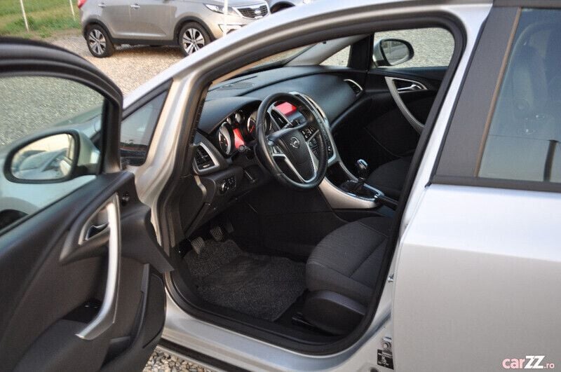 Second-hand Opel Astra 110 CP (80 kW) 2011 Argintiu Berlinǎ