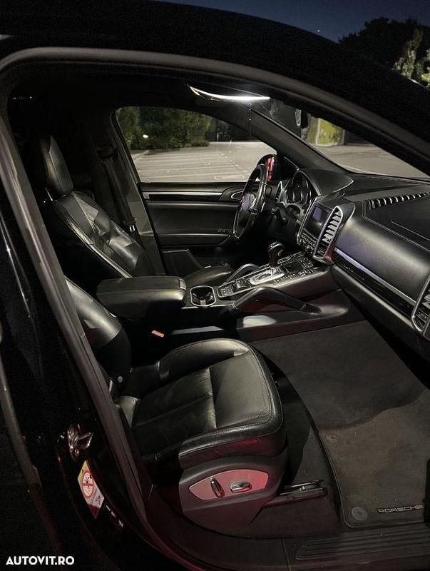 Second-hand Porsche Cayenne 240 CP (176 kW) 2011 Culoarenegru SUV