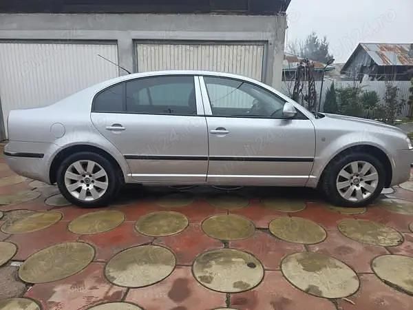 Argintiu Second-hand 2008 Skoda Superb Elegance Berlinǎ | 2.300 EUR (Super Preț) - Imagine 1/4
