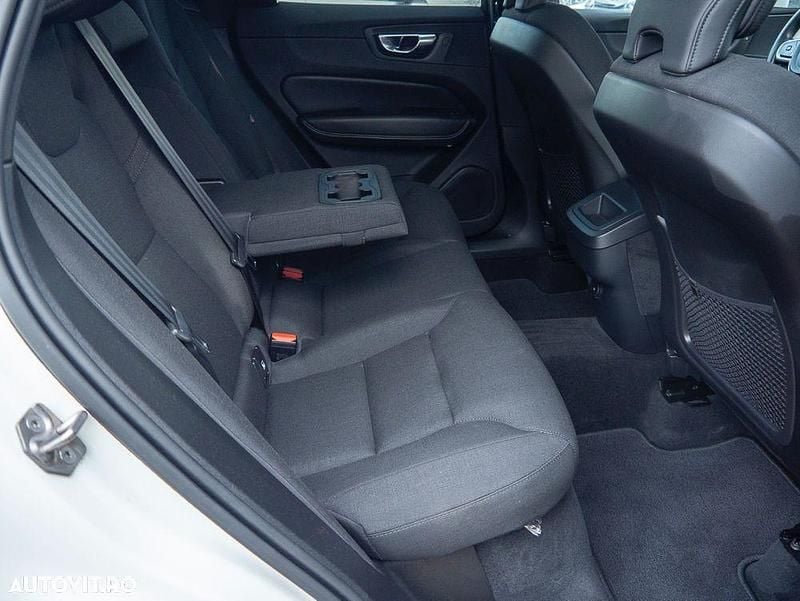 Second-hand Volvo XC60 Momentum 197 CP (144 kW) 2021 Culoarealb SUV