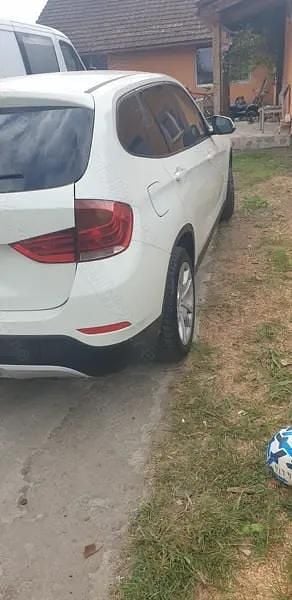 Alb Utilizat 2012 BMW X1 SUV | 6.300 EUR (Preț bun) - Imagine 1/4