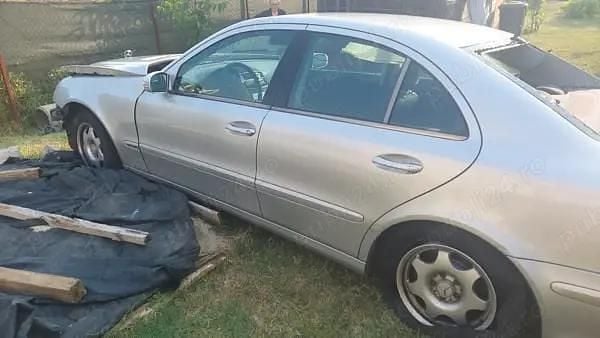 Gri Utilizat 2004 Mercedes E220 Berlinǎ | 1.200 EUR (Super Preț) - Imagine 1/4