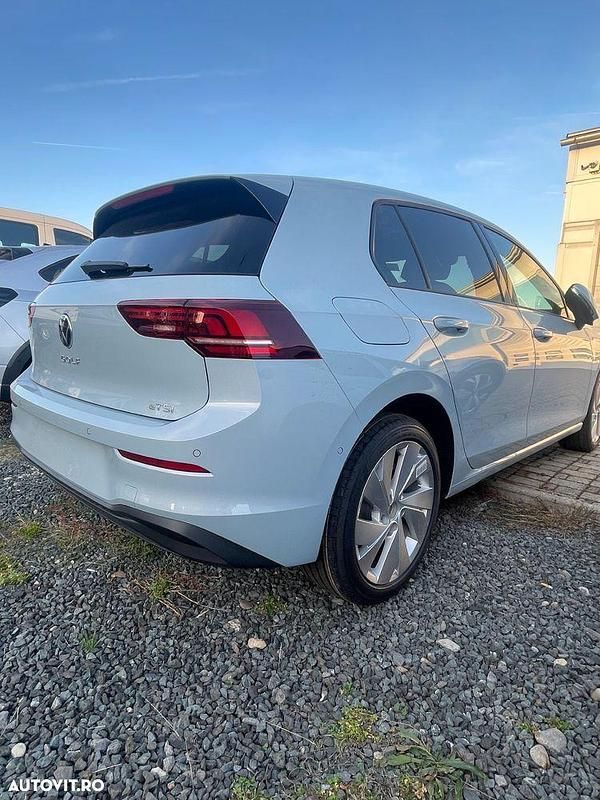 Nouă VW Golf VIII Life 115 CP (84 kW) 2025 Culoarealbastru Hatchback