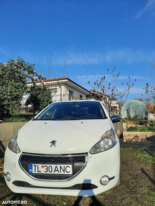 Culoarealb Utilizat 2015 Peugeot 208 Access Hatchback | 3.500 EUR (Super Preț) - Imagine 1/4