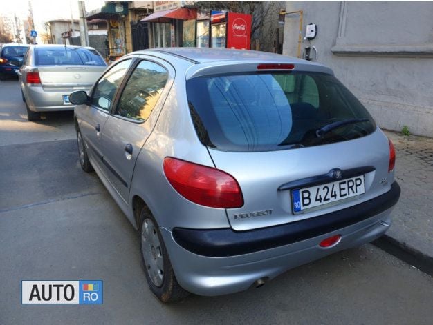 Second-hand Peugeot 206 68 CP (50 kW) 2003 Argintiu Hatchback