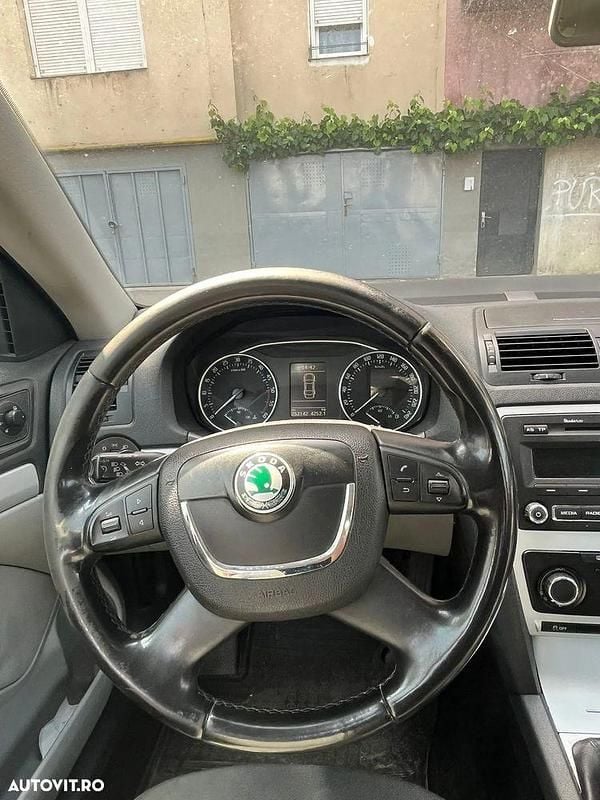 Culoarerosu Utilizat 2011 Skoda Octavia Ambition Break | 3.850 EUR (Preț bun) - Imagine 1/4