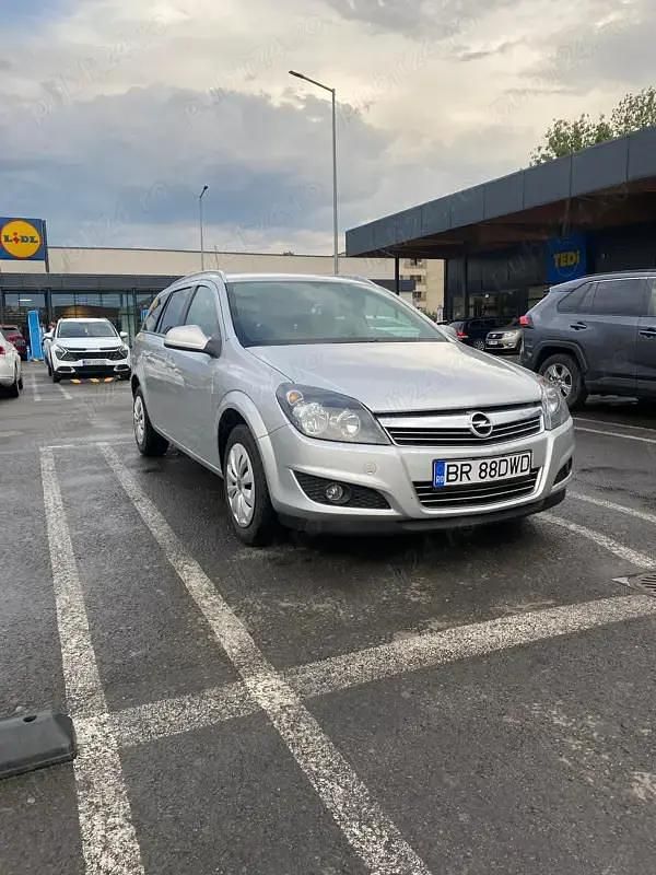 Gri Utilizat 2013 Opel Astra Hatchback | 6.000 EUR (Preț OK) - Imagine 1/4