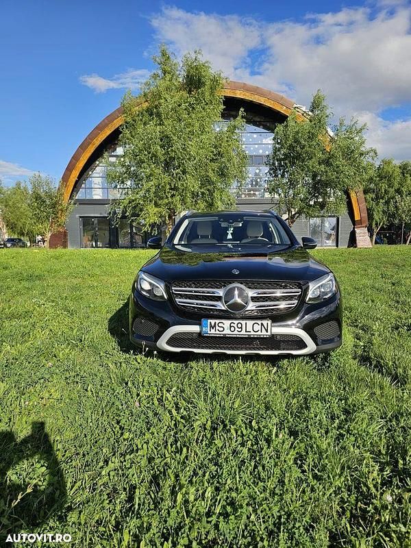 Culoarenegru Utilizat 2017 Mercedes GLC250 SUV | 24.900 EUR (Preț OK) - Imagine 1/4