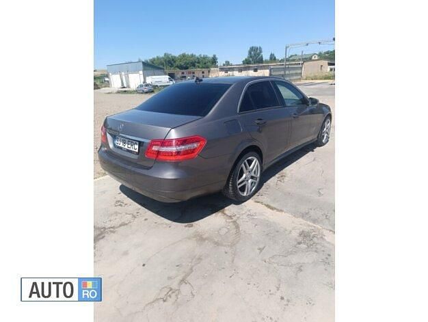 Second-hand Mercedes E200 136 CP (100 kW) 2011 Gri Berlinǎ