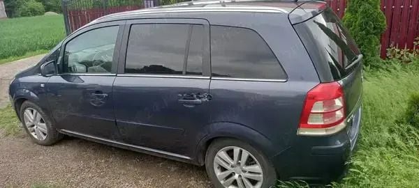 Utilizat 2010 Opel Zafira Monovolum | 3.500 EUR - Imagine 1/4